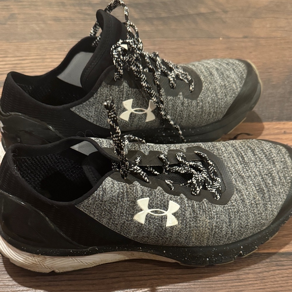 Under Armour Men’s Black & Gray Athletic Training Shoes